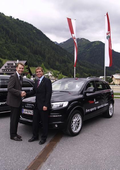 Jörg Astalosch von der AUDI AG (l.) überreichte Martin Ebster, Direktor des Tourismusverbandes St. Anton, die Schlüssel für drei Audi Q7, die den Repräsentanten der Gemeinde St. Anton in den nächsten Monaten zur Verfügung stehen.